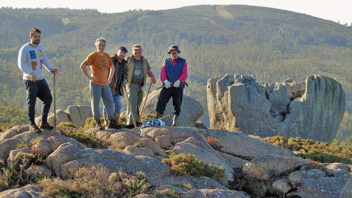 Directiva da comunidade de montes na zona do Xalo na que se atoparon restos dunha torre e de cerámicas dos séculos IX e X.