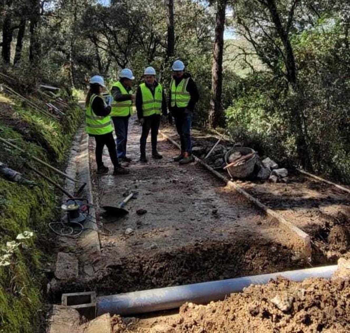 Autoridades revisan el plan de actuaciones en Los Villares, este martes.