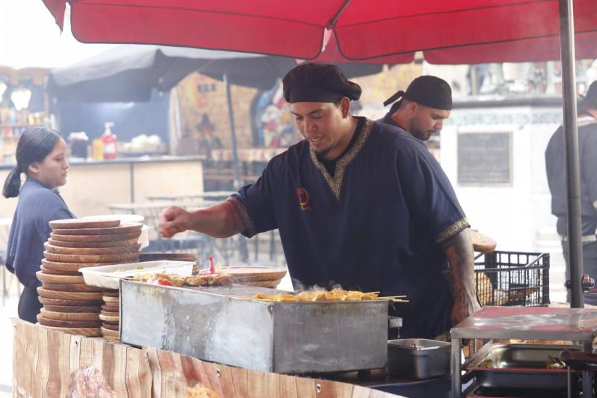 Ambiente en el espacio gastronómico del mercado.