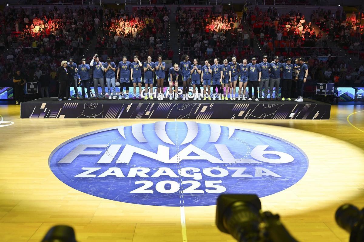 Las jugadoras del USK Praha, en el podio tras vencer la final de la Euroliga en Zaragoza el pasado año.