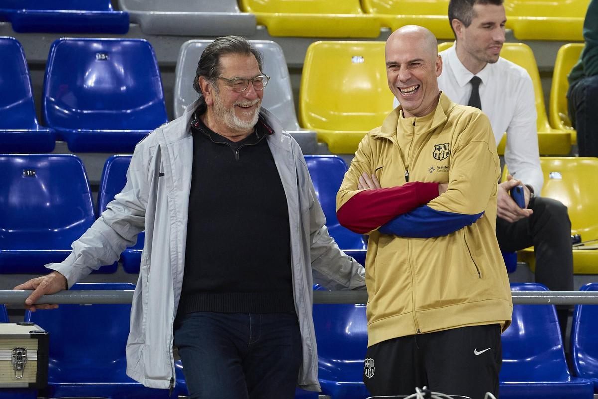 El técnico azulgrana ríe junto a Manolo Flores, en la sesión de entrenamiento