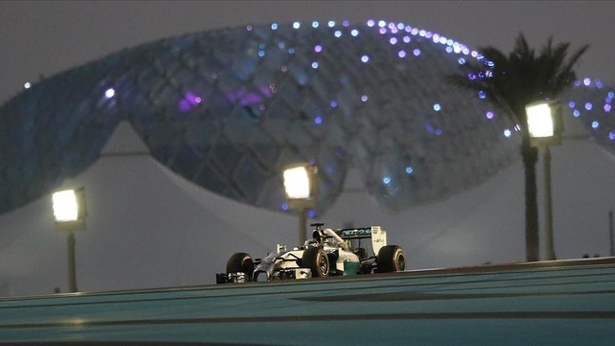 Hamilton conduce el Mercedes durante la segunda sesión de libres en el circuito de Yas Marina.