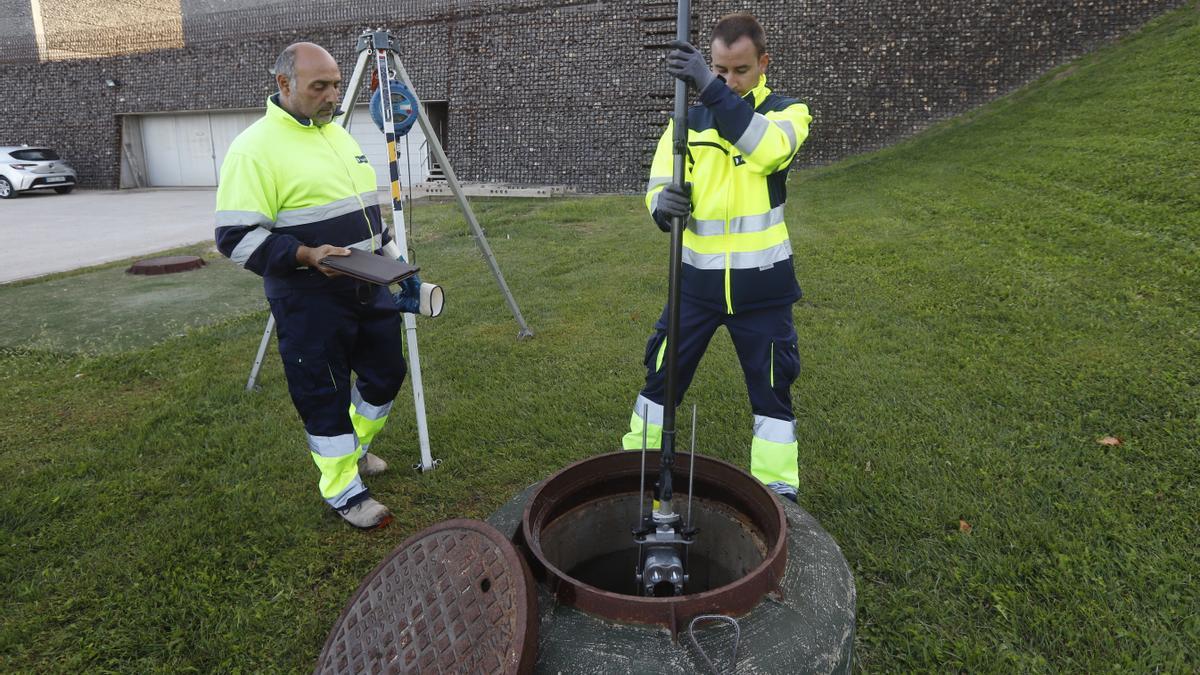 Una pértiga permite ver el estado de limpieza de la tubería