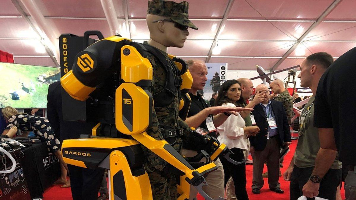 La infantería de marina estadounidense prueba su nuevo traje de exoesqueleto