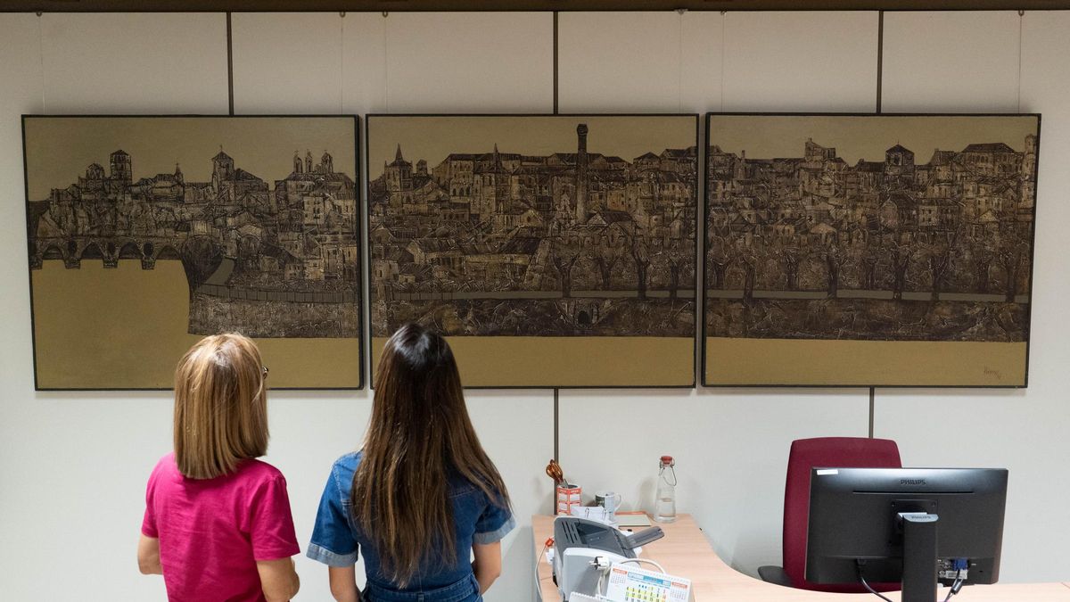 Una mujeres contemplan una obra de Antonio Pedrero
