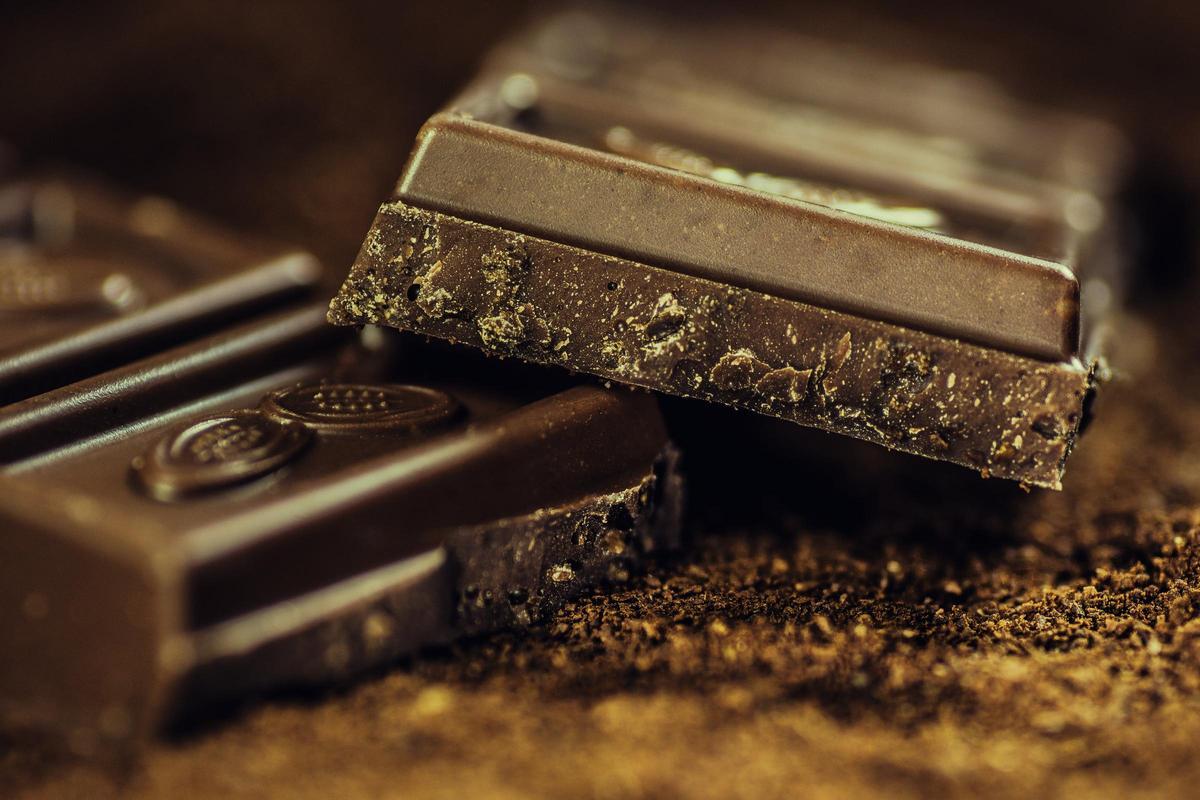 Imagen de archivo de varias onzas de chocolate negro.