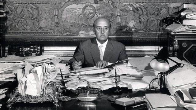 Franco con papeles en su despacho