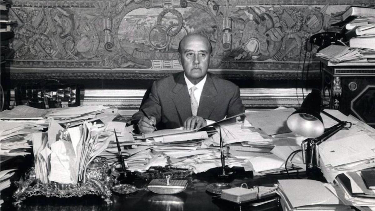 Franco con papeles en su despacho
