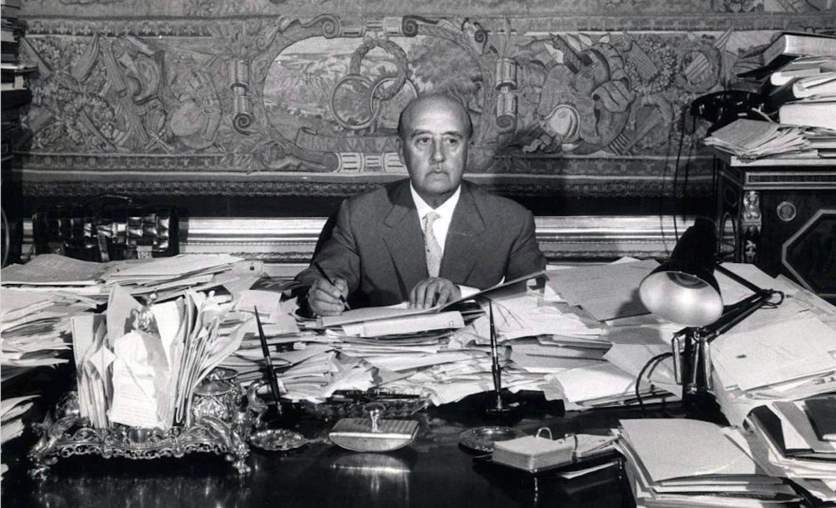 franco-con-papeles-en-su-despacho franco-con-papeles-en-su-despacho