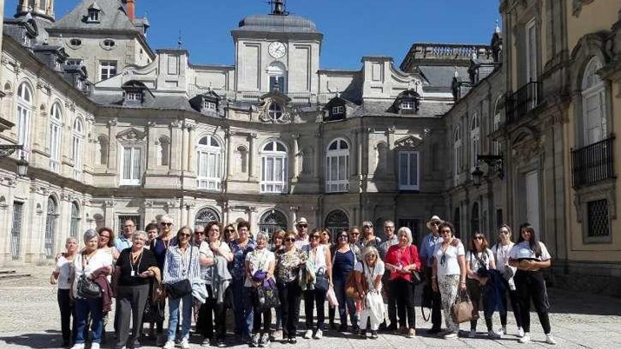 Hermanos de la Cofradía del Silencio viajan a La Granja