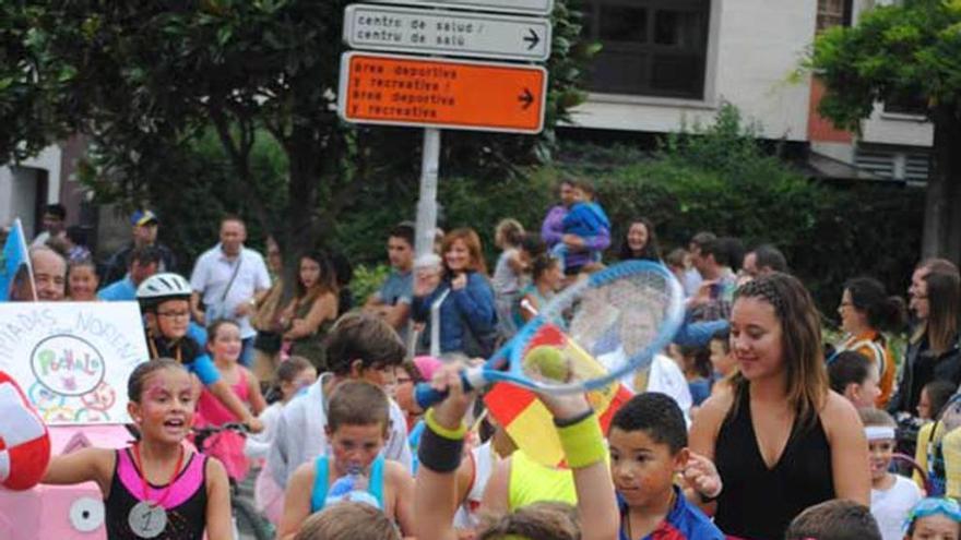 Los &quot;deportistas olímpicos&quot;, durante el desfile.