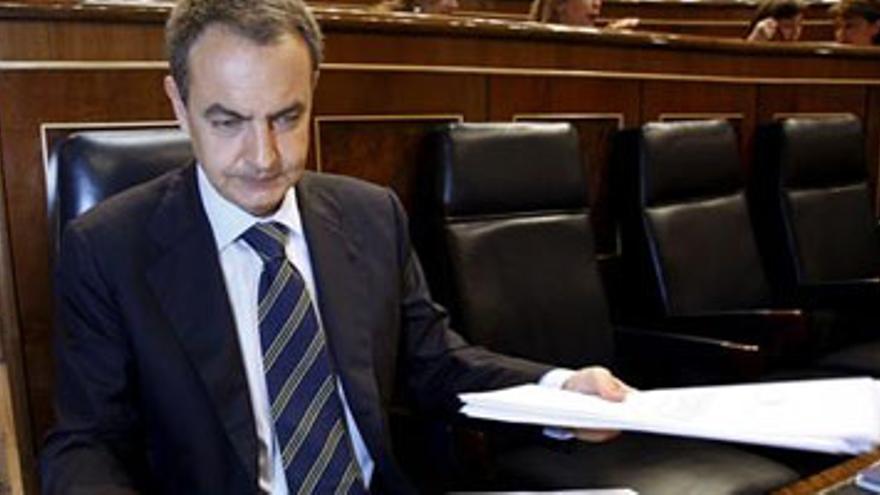 Zapatero prevé un &quot;mayor debilitamiento&quot; de la economía, pero descarta la recesión