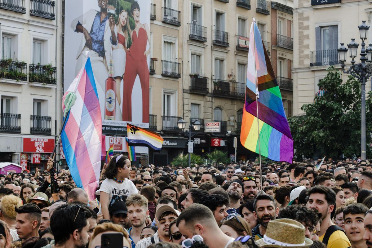 Decenas de personas durante el Pregón del Orgullo 2023 en la Plaza Pedro Zerolo, a 28 de junio de 2023, en Madrid (España). La Plexy y los protagonistas de la película ‘Te estoy amando locamente’ han sido los encargados de dar inicio a las fiestas del Org