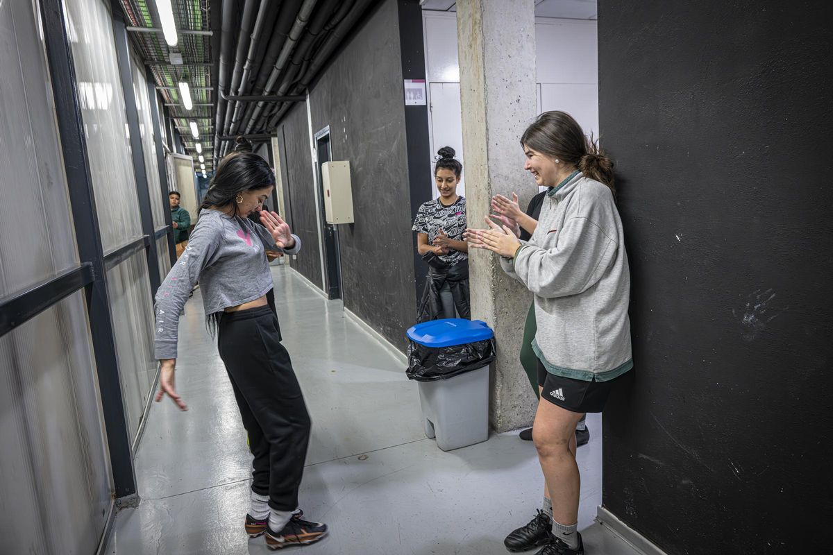 Entrenamiento del primer equipo de fútbol femenino que se crea en el barrio de La Mina