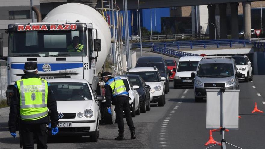 Controles policiales en la tercera ronda a cargo de la Policía Local, ayer.