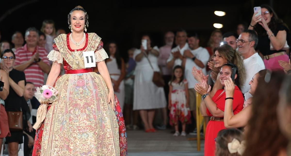 Alba Barbera, ya elegida. En el tiro de cámara, la derecha, su padre, Toni.