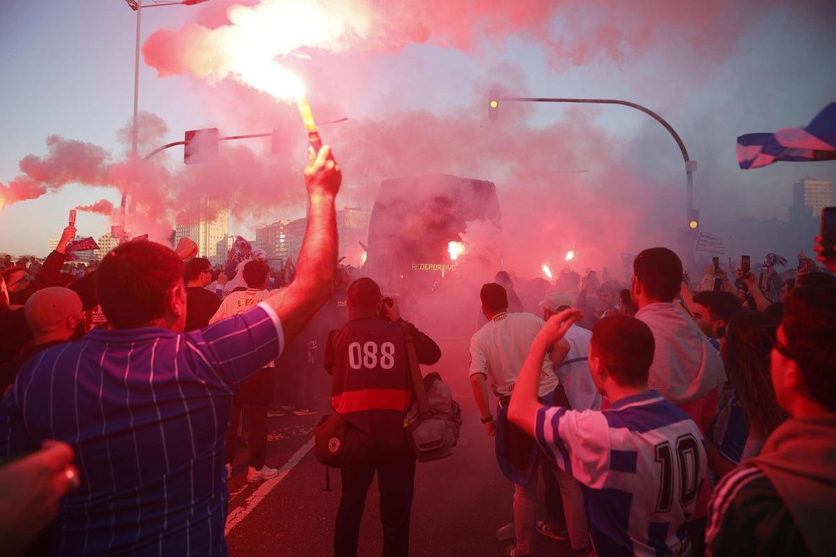 Así fue el recibimiento de la afición a la llegada del Deportivo en Riazor para el partido ante el Zaragoza