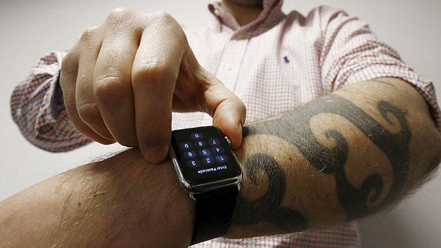 Un modelo de Apple Watch, en un brazo tatuado.
