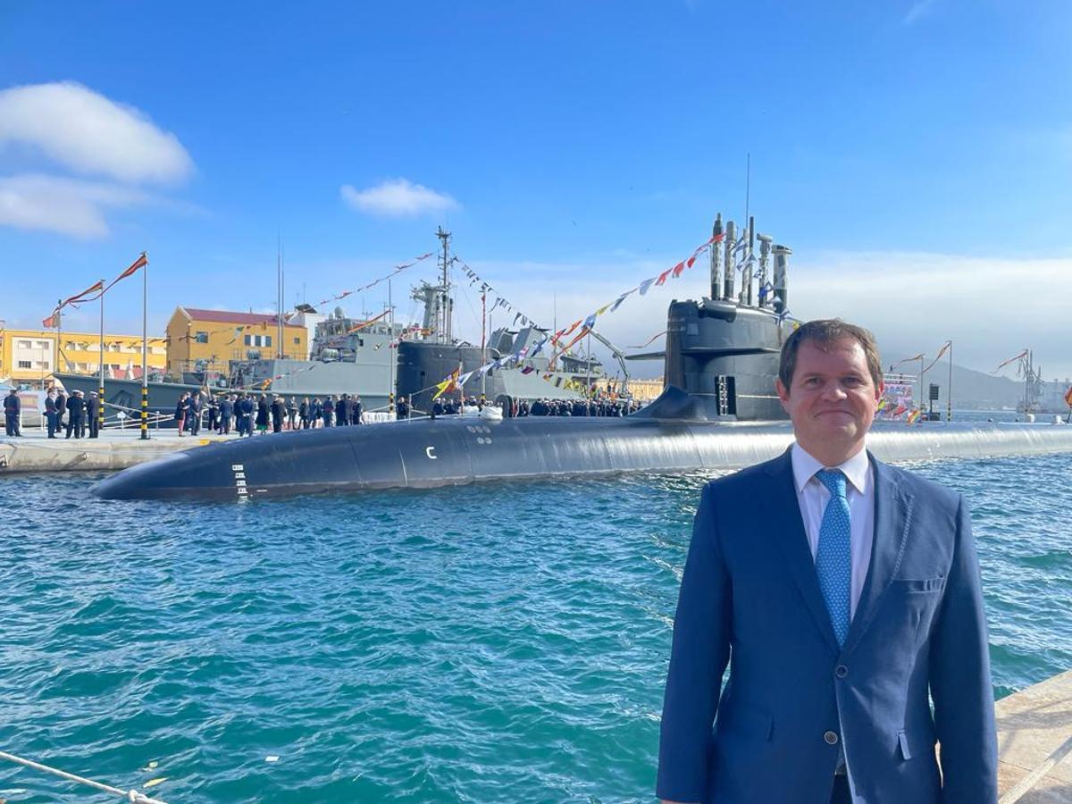 Pedro Saura, CEO de la empresa,  junto a un submarino S-80.