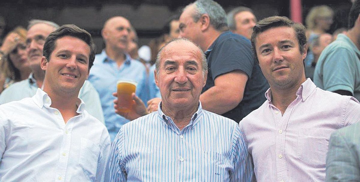 Los hermanos Pepe y Álvaro Martínez, junto a su padre, Álvaro Martínez Conradi, ganaderos de La Quinta.