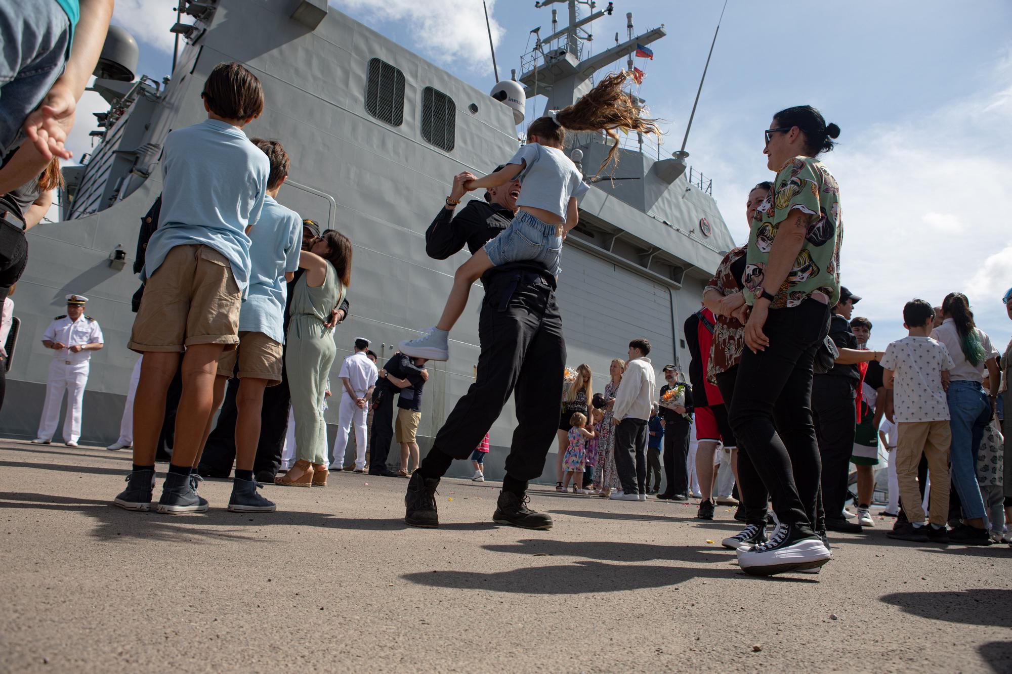 Las imágenes del regreso a Cartagena del BAM 'Audaz' de la Armada tras cinco meses en el Golfo de Guinea