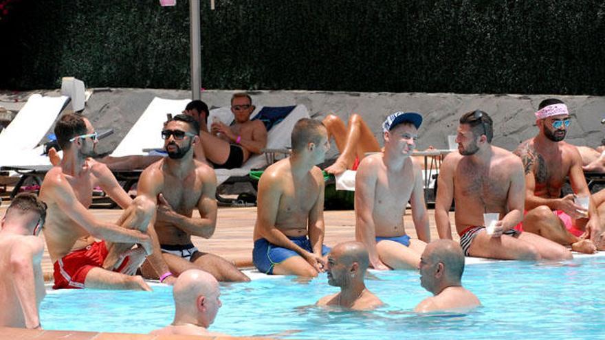 Invitados a la fiesta de preselección de Míster Gay, ayer en la piscina del hotel Axel Beach de Playa del Inglés.