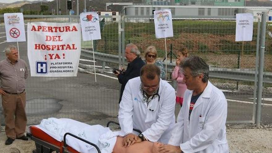 Los miembros de la Plataforma Pro-Hospital del Guadalorce en una protesta el pasado mes de octubre de 2015