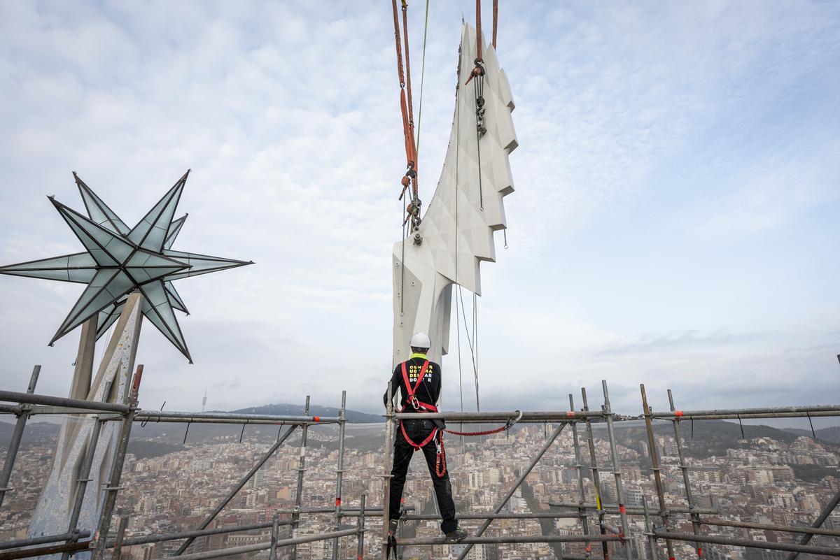 La Sagrada Família coloca las piezas que culminarán las torres de los Evangelistas Lluc y Marc