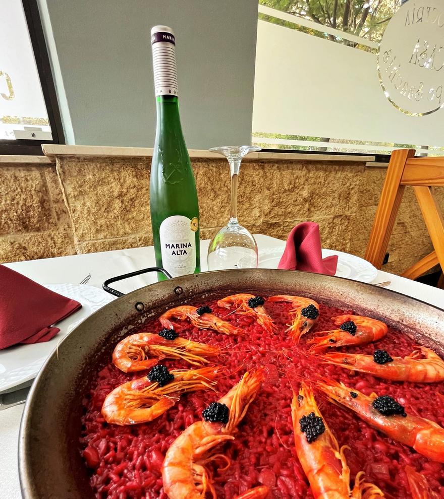 Un buen vino blanco para acompañar a una deliciosa paella roja de garrucha