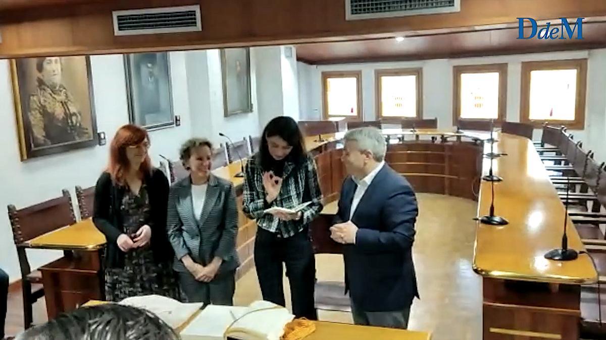 El alcalde de Inca regala a la ministra de Justicia Pilar Llop una agenda de Diario de Mallorca