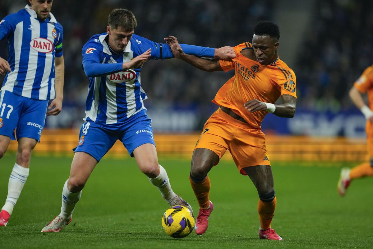 Real Madrids Brazilian striker, Vinicius Junior (d), fights for a ball with Espanyols Albanian defender Marash Kumbulla during LaLiga match between Espanyol and Real Madrid, at the RCDE Stadium in Cornella El Prat, Catalunya, Spain, 1 February 2025. EFE/ Alejandro Garcia