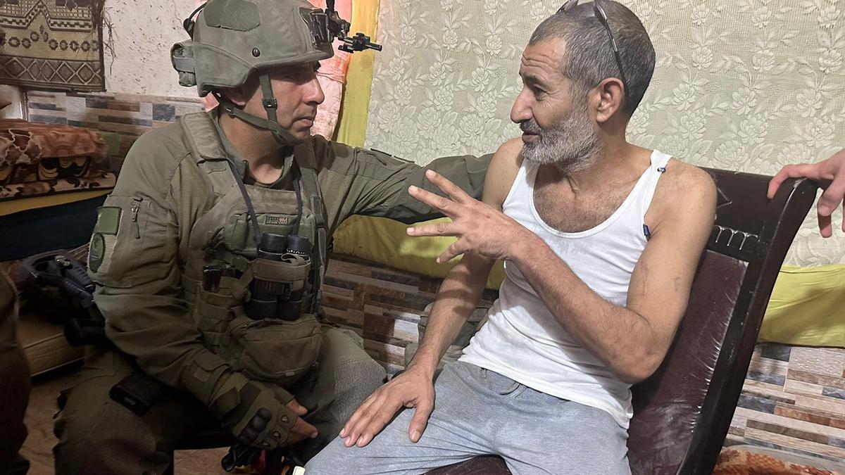 Qaid Farhan Alkadi conversa con un soldado israelí tras ser liberado.