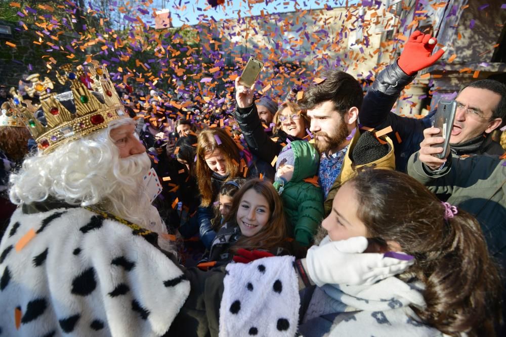 Una multitud recibe a los Reyes en Pontevedra