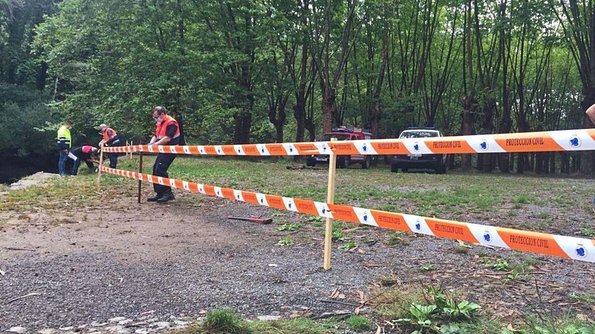 Efectivos cierran el campo de Os Caneiros, ayer.