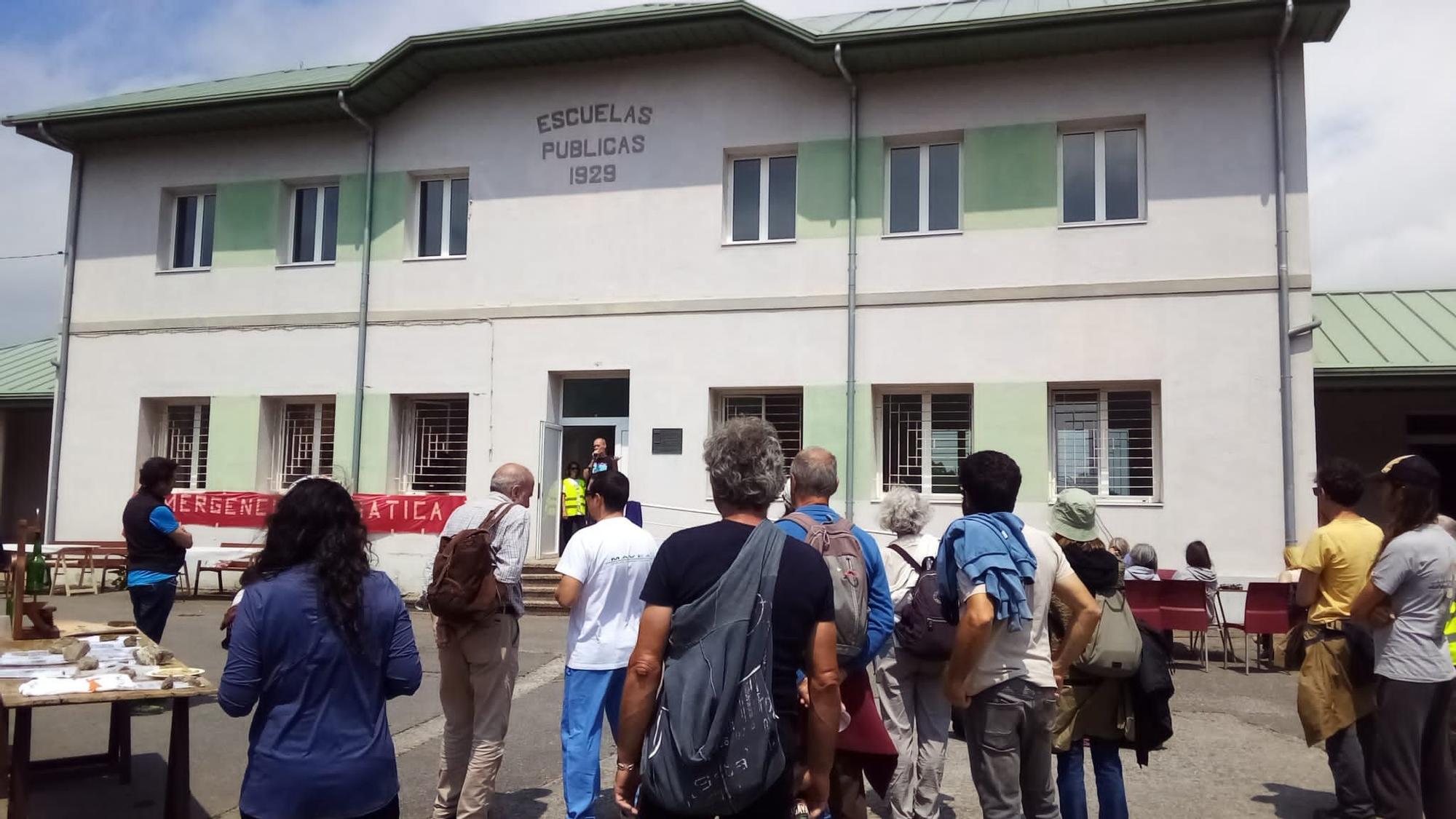 Los ecologistas se concentran en el texu de La Tellada (Siero)