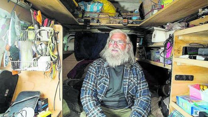 Bob Wells, en el interior de la camioneta GMC Savana en la que vive en la actualidad. | ED
