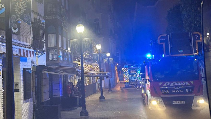 Alarma por un incendio en el bar La Tapa de la Plaza de las Flores de Murcia de madrugada