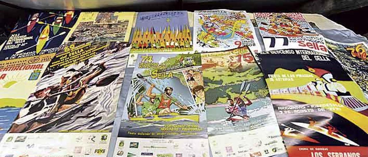 Busto, banderines y folletos de distintas ediciones de la fiesta de las Piraguas.