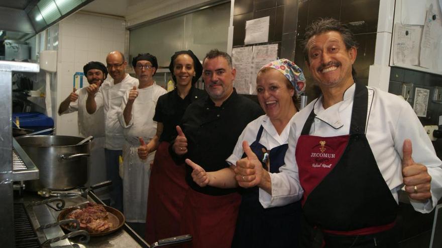 Parte del equipo de cocina del restaurante El Churra.