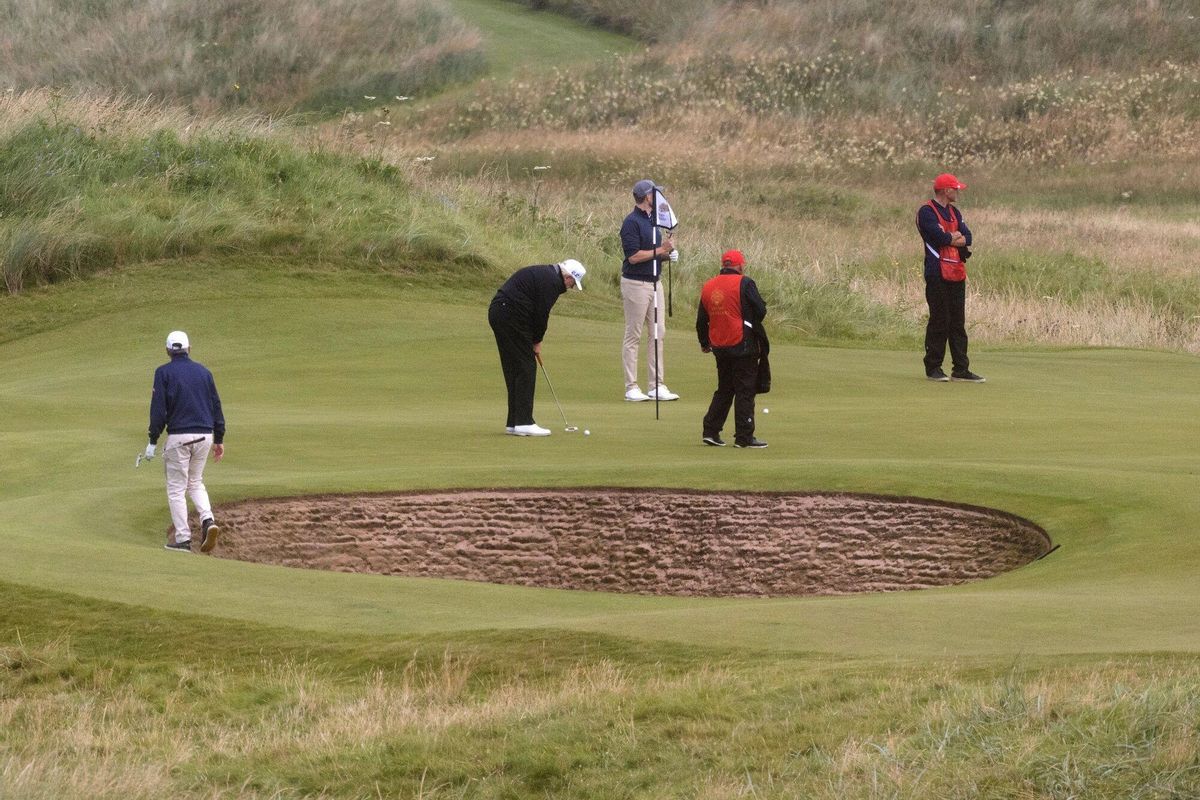 El presidente de Estados Unidos, Donald Trump, jugando a Golf en Escocia
