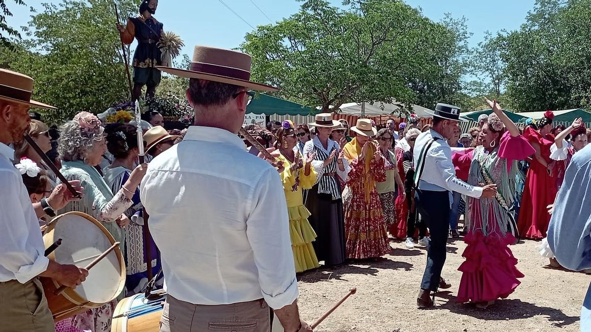 Baile por sevillanas ante el Santo acompañado de flauta y tambor