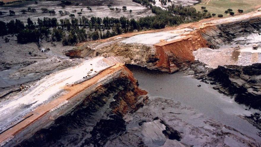 Imagen de la rotura de la balsa de Aznalcollar en 1998.