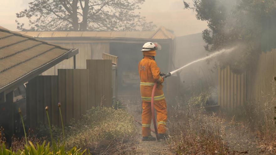 Un bombero combate el fuego en Australia.