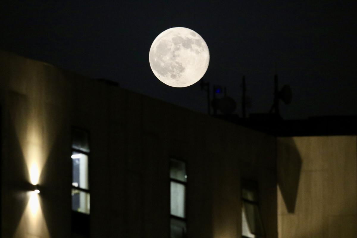 LAHORE (Pakistan), 07/10/2025.- The Super Full Moon rises in the sky in Lahore, Pakistan, 07 October 2025. Pakistan witnessed the first supermoon of 2025 on 07 October, SUPARCO, Pakistans national space agency, said. The Moon will reach perigee, appearing 14 percent larger and 30 percent brighter than usual. This is the first supermoon in nearly a year, with three more expected in November, December 2025, and January 2026. EFE/EPA/RAHAT DAR