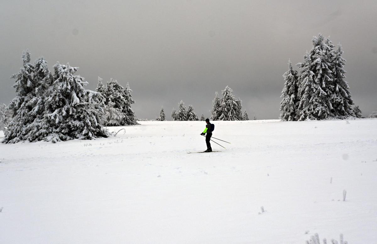 Paisaje cubierto de nieve en la montaña Kahler Asten cerca de Winterberg, Alemania occidental