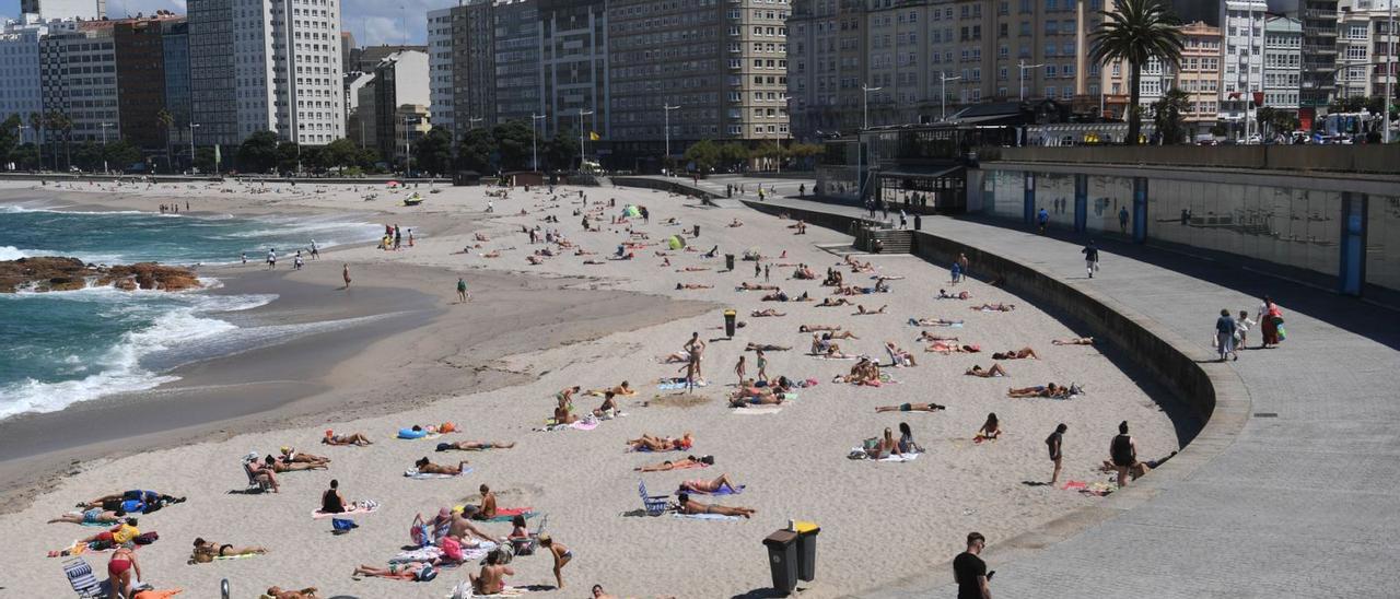 Bañistas en la playa de Riazor.