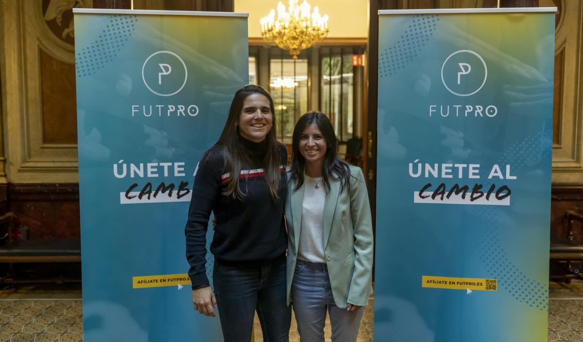 Andrea Pereira, jugadora del Barça y secretaria de Futpro, junto a Amanda Gutiérrez, presidenta y portavoz del sindicato de jugadoras.