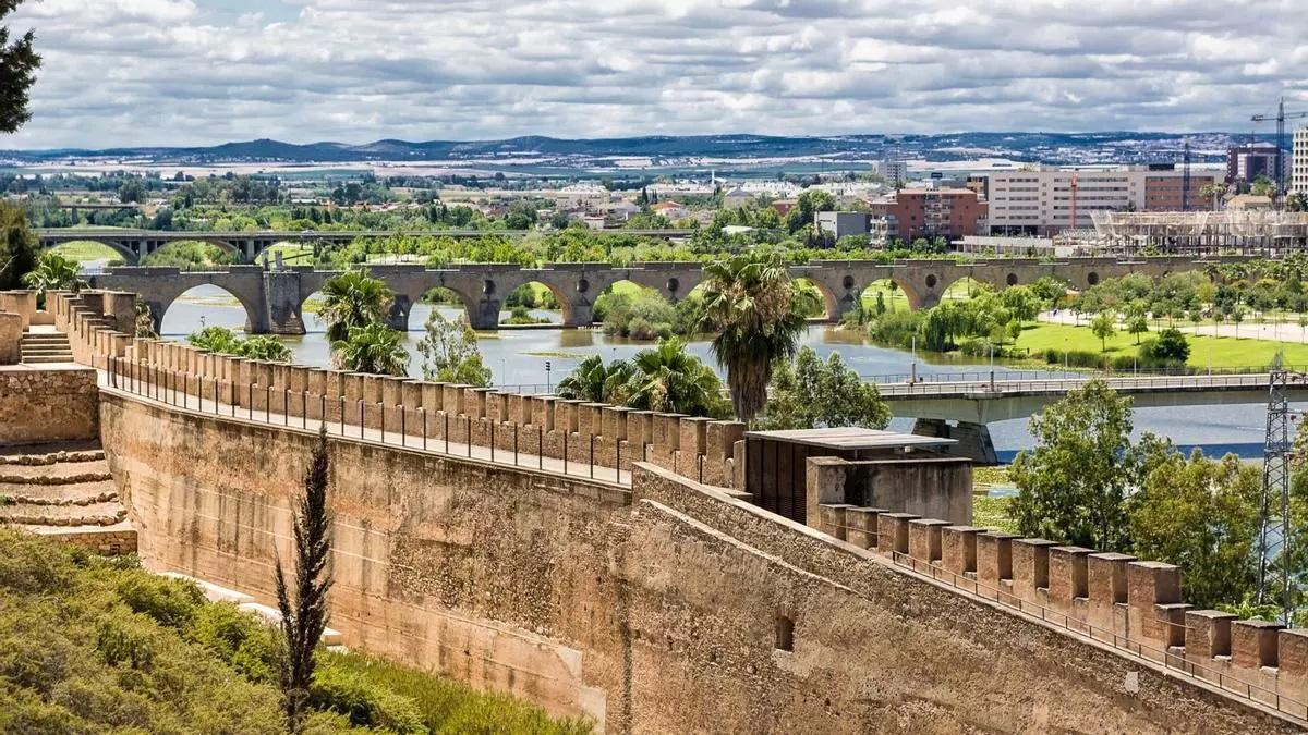 Un tramo de muralla con el Guadiana al fondo.