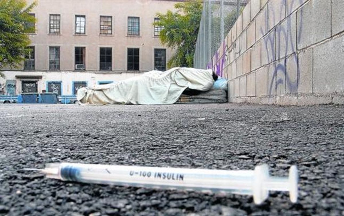 Una xeringa abandonada a Ciutat Vella, una imatge del 2004 difícil de veure ara que els toxicòmans gairebé no es punxen als carrers de Barcelona.