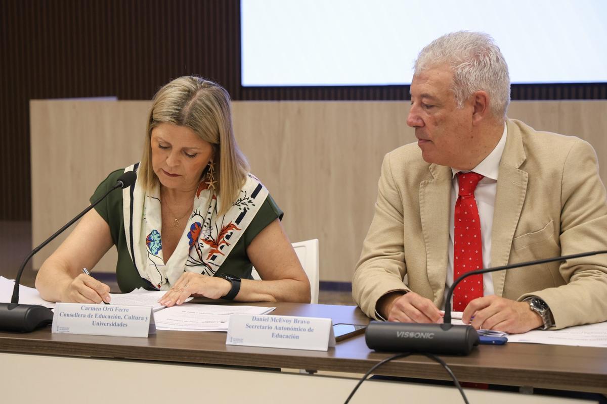La consellera de Educación y el secretario autonómico en la firma de un acuerdo con los sindicatos